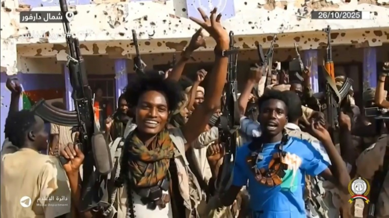 Capture d'écran d'une vidéo diffusée le 26 octobre 2025 sur le compte Telegram des Forces de soutien rapide (FSR), montre des paramilitaires brandissant des armes et célébrant dans les rues d'El-Facher, au Darfour dans l'ouest du Soudan ( Rapid Support Forces (RSF) / - )