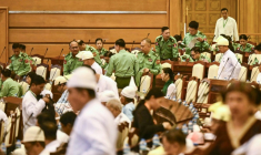 Des députés du Parlement birman réunis à Naypyidaw, le 16 mars 2026 ( AFP / Sai Aung MAIN )