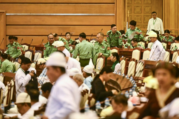 Des députés du Parlement birman réunis à Naypyidaw, le 16 mars 2026 ( AFP / Sai Aung MAIN )
