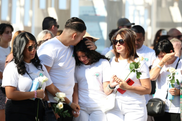 Des proches des victimes de l'attentat au camion-bélier qui avait fait 86 morts et plus de 400 blessés, le 14 juillet 2016 à Nice, participent à une marche du souvenir, le 12 juillet 2026 sur la Promenade des Anglais  ( AFP / Valery HACHE )