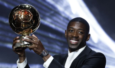 Ousmane Dembélé célèbre après avoir remporté le Ballon d'Or masculin