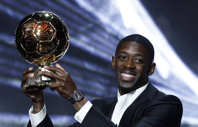 Ousmane Dembélé célèbre après avoir remporté le Ballon d'Or masculin