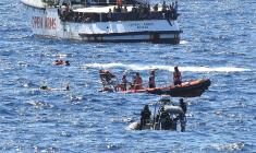 DIX PASSAGERS DE L'OPEN ARMS SE SONT JETÉS À L'EAU, SELON L'ONG