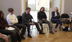 Un élève lance à Emmanuel Macron "for sure" en plein échange sur la lecture