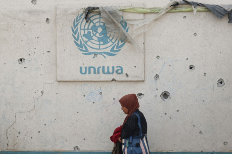 Le logo de l'Unrwa sur un mur criblé d'impacts dans un camp pour personnes déplacées à Rafah, dans le sud de la bande de GAza, le 28 mai 2024 ( AFP / Eyad BABA )