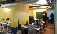 Des écoliers ont classe dans un abri installé au sous-sol de leur école primaire pendant une alerte aérienne en banlieue de Kiev, le 20 octobre 2026 ( AFP / Sergei SUPINSKY )