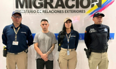 Photo fournie par le service de presse de l'autorité migratoire colombienne, montrant Angel Aguilar (2e à partir de la gauche) membre du gang Los Lobos, après son arrestation, à Bogota le 18 mars 2026 ( Colombian Migration Office / Handout )