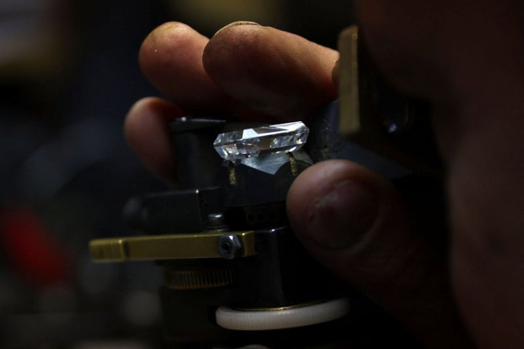 Un diamant examiné à la loupe