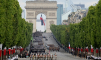 Le président français Emmanuel Macron et le chef d'état-major des armées de la France Thierry Burkhard  passent en revue les troupes lors du défilé militaire annuel de la fête nationale sur l'avenue des Champs-Élysées à Paris, le 14 juillet 2025 ( AFP / Ludovic MARIN )