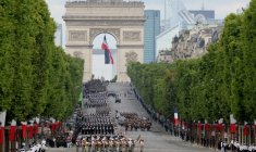 Le président français Emmanuel Macron et le chef d'état-major des armées de la France Thierry Burkhard  passent en revue les troupes lors du défilé militaire annuel de la fête nationale sur l'avenue des Champs-Élysées à Paris, le 14 juillet 2025 ( AFP / Ludovic MARIN )