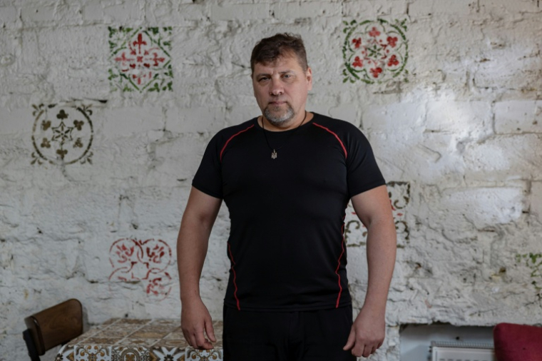 L'écologiste et biochimiste Vladyslav Belinsky prend la pose lors d'une interview avec l'AFP à Odessa, en Ukraine, le 19 février 2026 ( AFP / Oleksandr GIMANOV )