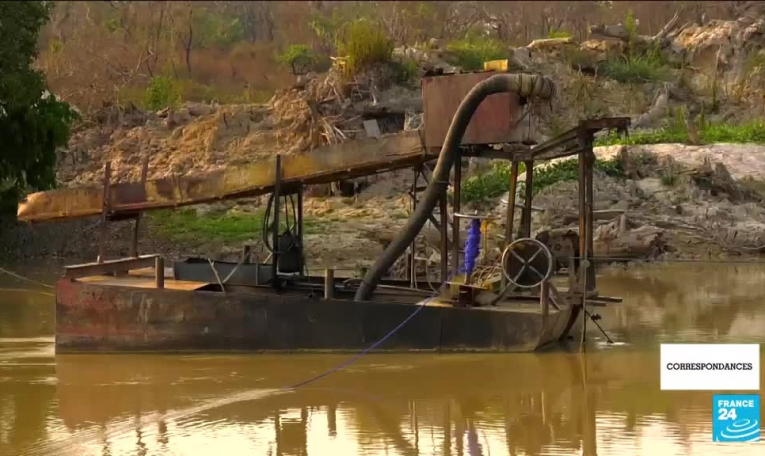 L'accueil des refugiés en Grèce, l'urbex en vogue en Italie et les hippopotames menacés au Cameroun