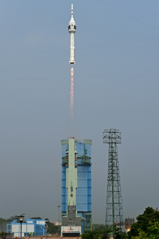Photo diffusée par l'Organisation indienne de recherche spatiale (ISRO), le 21 octobre 2023, montrant le décollage du véhicule d'essai Gaganyaan (TV) depuis le centre spatial Satish Dhawan à Sriharikota, une île au large des côtes du sud de l'État d'Andhra Pradesh  ( ISRO / - )