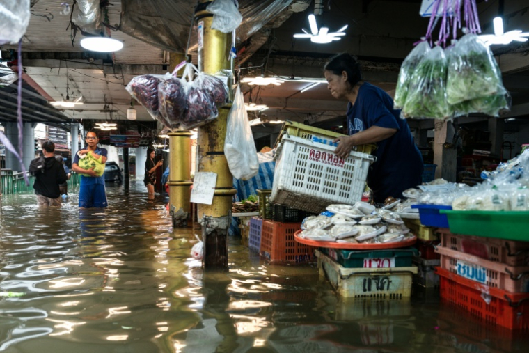 Un marché inondé à Bangkok, où l'état de catastrophe naturelle a été déclaré après des pluies diluviennes qui ont inondé habitations, commerces et axes de circulation, le 27 septembre 2026 ( AFP / Chanakarn LAOSARAKHAM )