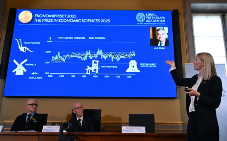 Kerstin Enflo (d), professeur d'histoire économique et membre du comité Nobel, présente les travaux des lauréats du prix Nobel d'économie 2025 à l'Académie royale des sciences de Suède, le 13 octobre 2025 à Stockholm ( AFP / Jonathan Nackstrand )