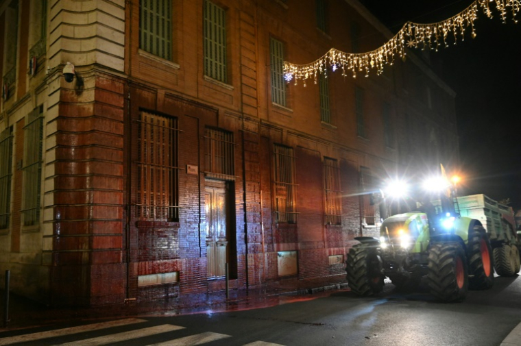 Des agriculteurs de la Coordination rurale ont aspergé de sang d'animaux la préfecture du Tarn-et-Garonne à Montauban, le 18 décembre 2025 ( AFP / Matthieu RONDEL )