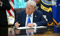 Le président américain signe un décret dans le bureau ovale de la Maison Blanche, le 19 septembre 2025 à Washington ( AFP / Mandel NGAN )