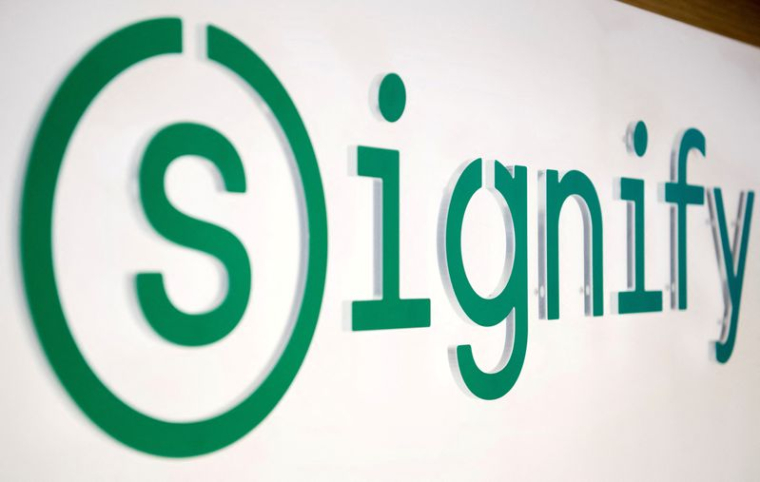 Le logo de Signify est représenté au siège d'Eindhoven