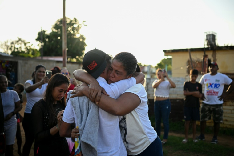 Jonferson Valera Yamarte (g) serre sa mère Mercedes Yamarte dans ses bras après son retour à la maison à Maracaibo, Venezuela, le 10 mai 2025 ( AFP / Federico PARRA )
