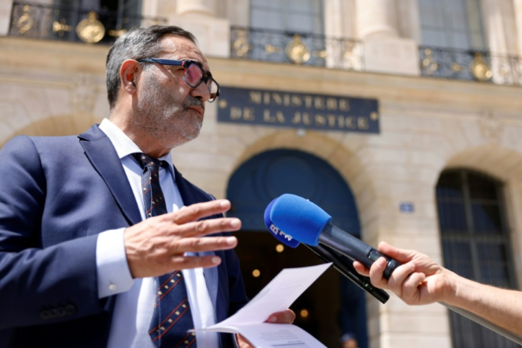 Le secrétaire général de la Ciivise, Denis Roth-Fichet, parle à la presse  après avoir remis le rapport de la Commission indépendante sur l’inceste et les abus sexuels sur enfants aux autorités ministérielles à Paris, le 15 juin 2026 ( AFP / Kenzo TRIBOUILLARD )