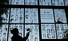 Des photos de personnes disparues pendant la dictature argentine (1976-1983) sont exposées dans l'ancien centre clandestin de détention de l'Ecole de mécanique de la Marine (ESMA) à Buenos Aires, le 18 mars 2026 ( AFP / Luis ROBAYO )