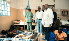 Le gouverneur du Sud-Kivu, Jean-Jaques Purusi Sadiki (2e à droite), rend visite à des blessés transportés à l'hôpital d'Uvira, en République démocratique du Congo,le 7 décembre 2025 ( AFP / - )