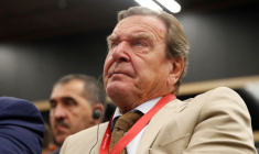 DÉMISSION DU CABINET DE L'EX-CHANCELIER SCHRÖDER, QUI REFUSE DE COUPER LES LIENS AVEC LE KREMLIN