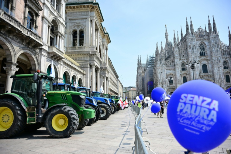Des tracteurs garés sur la Piazza del Duomo à Milan lors d'un rassemblement organisé par les "Patriotes pour l'Europe", un groupe politique d'extrême droite du Parlement européen, le 18 avril 2026 ( AFP / PIERO CRUCIATTI )