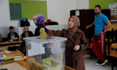 Photo d'une personne votant lors du second tour de l'élection présidentielle en Turquie