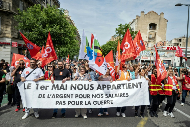 Une bzanderole "Le 1er mai nous appartient. De l'argent pour nos salaires, pas pour la guerre" lors d'un rassemblement de membres de la CGT à Marseille, le 1er mai 2026, à l'occasion de la Journée internationale des travailleurs ( AFP / MIGUEL MEDINA )