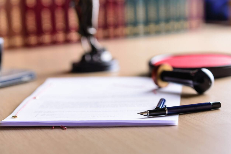 Succession : combien coûte vraiment un testament chez le notaire ? / iStock.com - djedzura