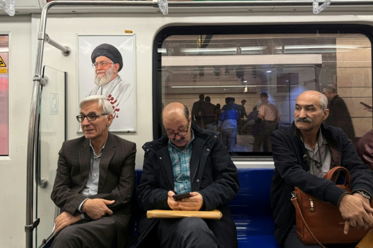 Dans le métro de Téhéran, le 13 avril 2026 ( AFP / ATTA KENARE )