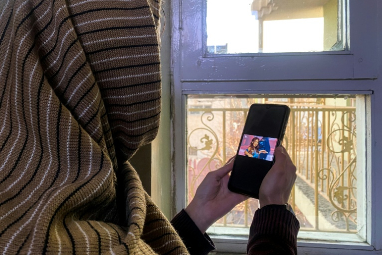 Une Afghane écoute la musique de la chanteuse pop afghane Aryana Sayeed, le 18 février 2026 ( AFP / - )