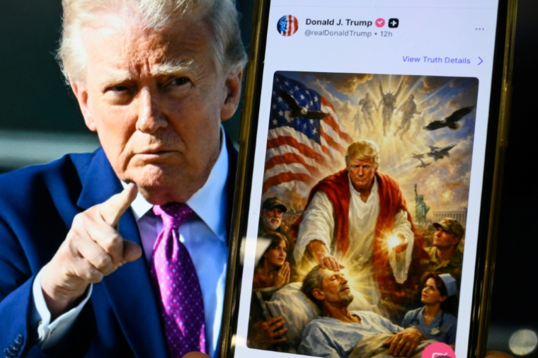 Illustration photographique, créée le 13 avril 2026, montrant une image du président américain Donald Trump sur un écran et une image générée par intelligence artificielle, publiée sur sa plateforme Truth Social, le représentant en Jésus-Christ après avoir critiqué le pape Léon XIV ( AFP / Mandel NGAN )