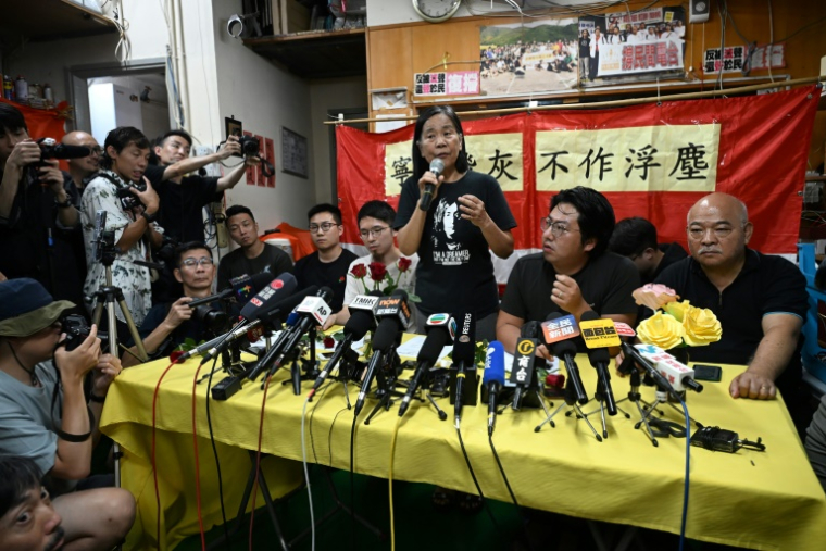 La présidente de la Ligue des Sociaux-Démocrates (LSD), qui était l'un des derniers partis d'opposition encore actifs à Hong Kong, Chan Po-ying, s'exprime lors d'une conférence de presse, le 29 juin 2025 à Hong kong ( AFP / Peter PARKS )