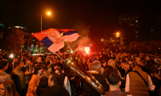 Des Serbes célèbrent dans les rues de Belgrade la victoire des étudiants aux élections législatives le 25 octobre 2026. ( AFP / Andrej ISAKOVIC )