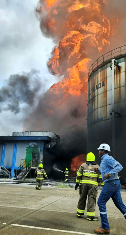 La principale raffinerie de pétrole de l'Équateur, située dans le port maritime d'Esmeraldas (nord-ouest), a subi l'incendie de l'un de ses réservoirs le 26 mai 2025 ( ESMERALDAS FIRE BRIGADE / Handout )