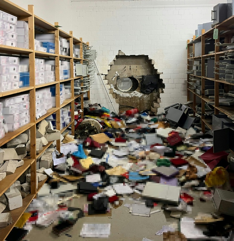 Vue de la salle des coffres de la banque cambriolée le 29 décembre 2025 à Gelsenkirchen, en Allemagne ( Police Gelsenkirchen / Handout )