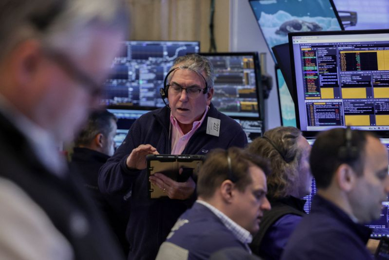 Les traders travaillent sur le parquet de la Bourse de New York