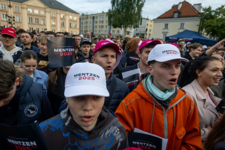 Des soutiens du candidat d'extrême droite à la présidence polonaise, Slawomir Mentzen, en campagne à Varsovie, le 10 mai 2025, en Pologne ( AFP / Wojtek RADWANSKI )