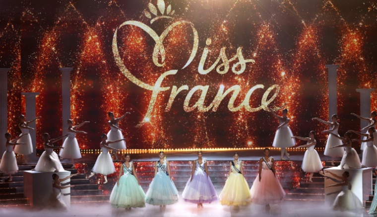 Des miss se produisent sur scène lors du concours Miss France 2025 à l'Arena Futuroscope de Chasseneuil-du-Poitou (Vienne), le 14 décembre 2024 ( AFP / ROMAIN PERROCHEAU )