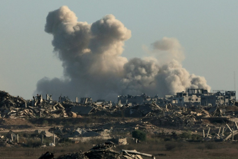 Une photo prise depuis une position près de la frontière entre Israël et la bande de Gaza montre de la fumée s'élevant lors d'une frappe israélienne sur le territoire palestinien, le 29 août 2025 ( AFP / Jack GUEZ )