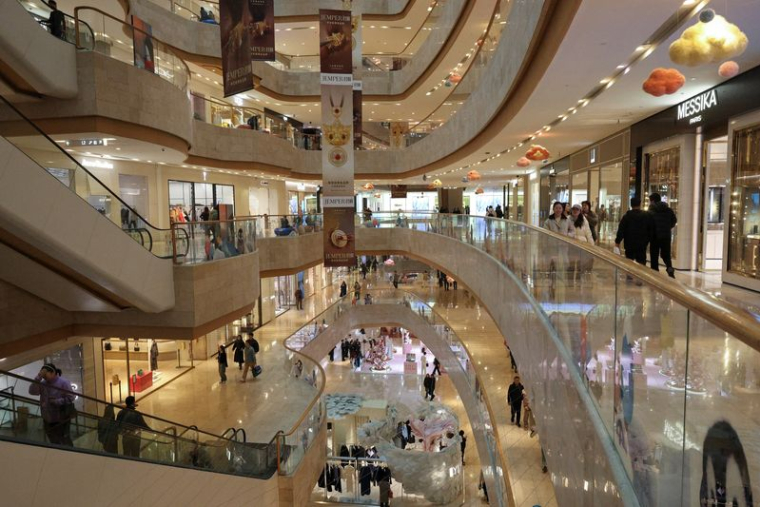 Des personnes se promènent dans le centre commercial Deji Plaza à Nanjing