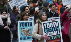 SDes sympathisants du premier procès fédéral sur le climat impliquant des jeunes, rassemblés à Vancouver, le 26 octobre 2026 au Canada ( AFP / Don MacKinnon )
