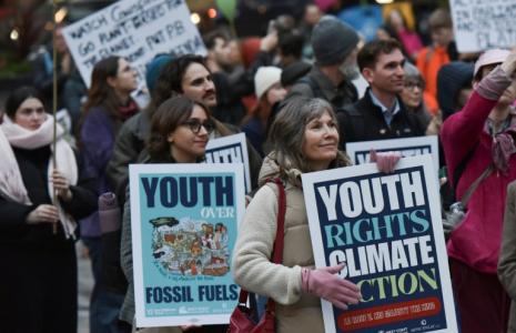 SDes sympathisants du premier procès fédéral sur le climat impliquant des jeunes, rassemblés à Vancouver, le 26 octobre 2026 au Canada ( AFP / Don MacKinnon )