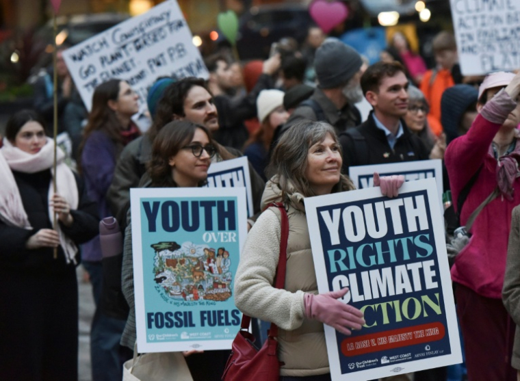 SDes sympathisants du premier procès fédéral sur le climat impliquant des jeunes, rassemblés à Vancouver, le 26 octobre 2026 au Canada ( AFP / Don MacKinnon )