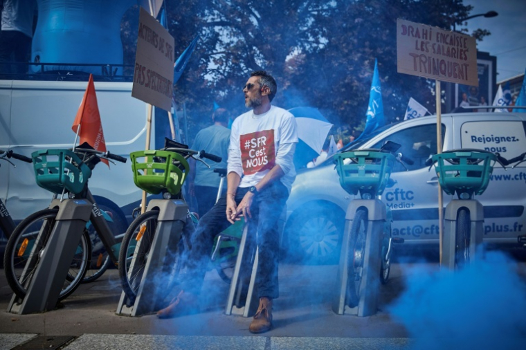 Manifestation de salariés de SFR à Paris le 24 septembre 2026, à l'appel des syndicats UNSA, CFDT et CFTC, pour protester contre la vente de l'opérateur télécoms. ( AFP / Kiran RIDLEY )