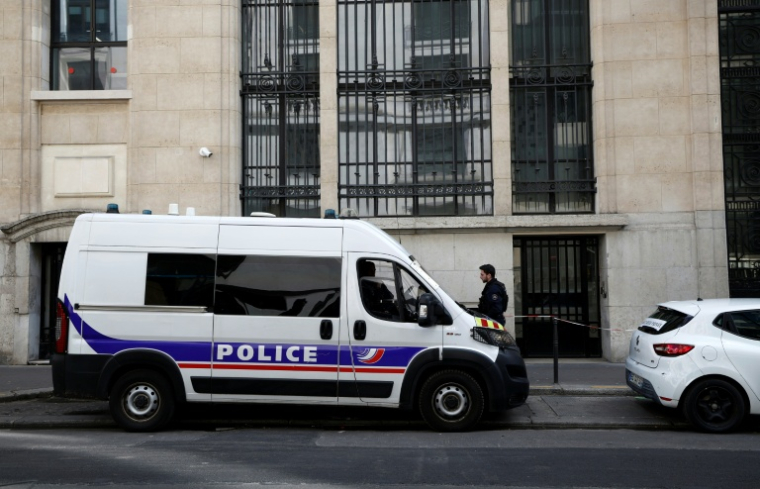 Des policiers devant le siège de la Bank of America à Paris, le 28 mars 2026, après un attentat à l'explosif déjoué ( AFP / Sebastien DUPUY )