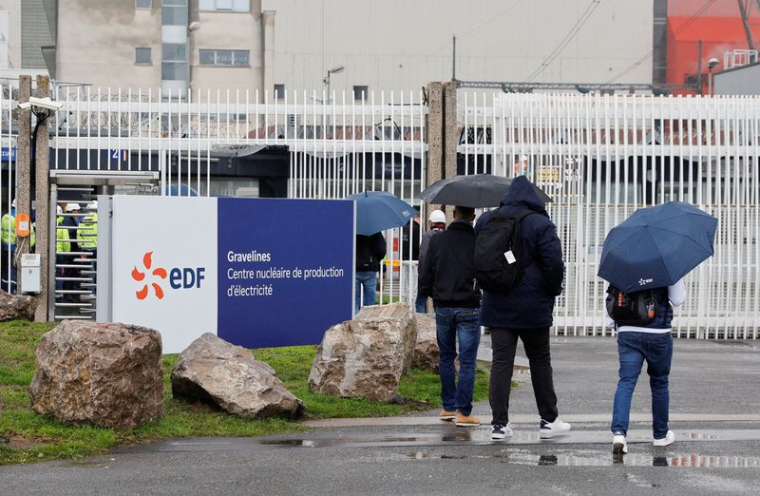Des employés d'EDF arrivent à la centrale nucléaire de Gravelines