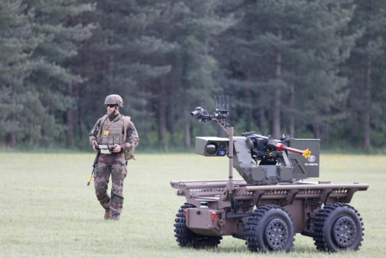 Un robot télécommandé doté d'une mitrailleuse présenté lors du challenge CoHoMa organisé à Beynes, en région parisienne, le 6 mai 2025 ( AFP / Ludovic MARIN )